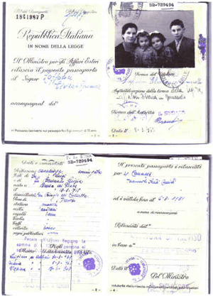 Page de la photographie d’un passeport italien montrant une jeune femme et des enfants.