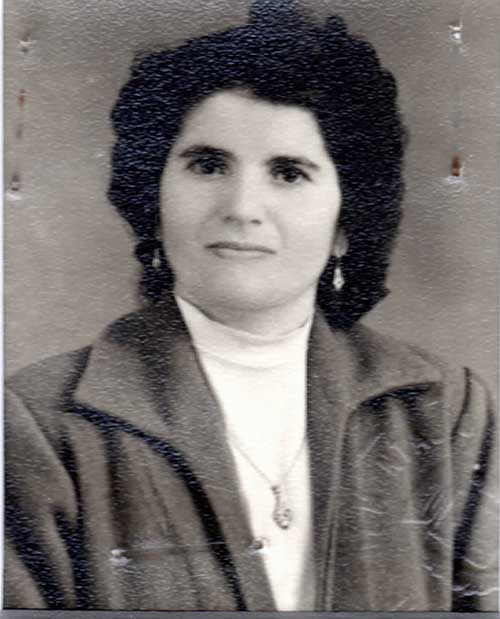 Portrait noir et blanc de jeune femme