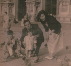 Famille Poggi donnant à manger à des pigeons sur une place populaire de la ville.