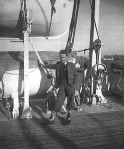 Le jeune Finn appuyé contre les poulies d’un canot de sauvetage à bord du Stavangerfjord.