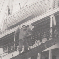 Homme et femme montant la rampe d’accès du Neptunia.