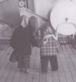 Deux enfants à bord du bateau, tournant le dos à l’appareil photo.