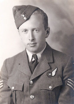 Portrait de service du jeune Orland, ayant sur sa veste l’insigne de mitrailleur de bord.