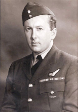 Portrait de service du jeune Orland, ayant sur sa veste l’insigne de mitrailleur de bord.