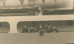 Mère, père et les enfants sur le pont du navire