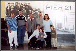 Le vieux Gaetano, avec divers membres de sa famille, visite le musée du Quai 21.