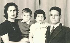 Portrait de famille d’une mère et d’un père, chacun tenant un petit enfant.