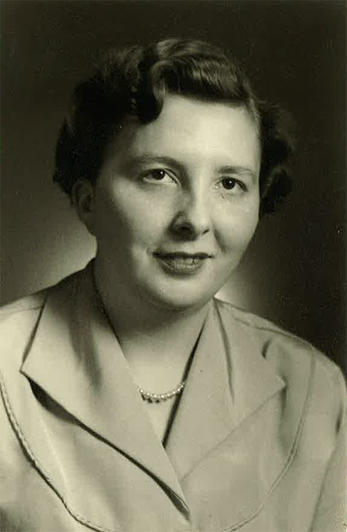Portrait d’une jeune femme montrant des épaules vers le haut.