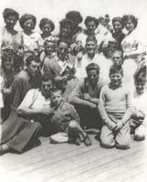 Photo de groupe montrant plusieurs hommes, femmes et enfants.