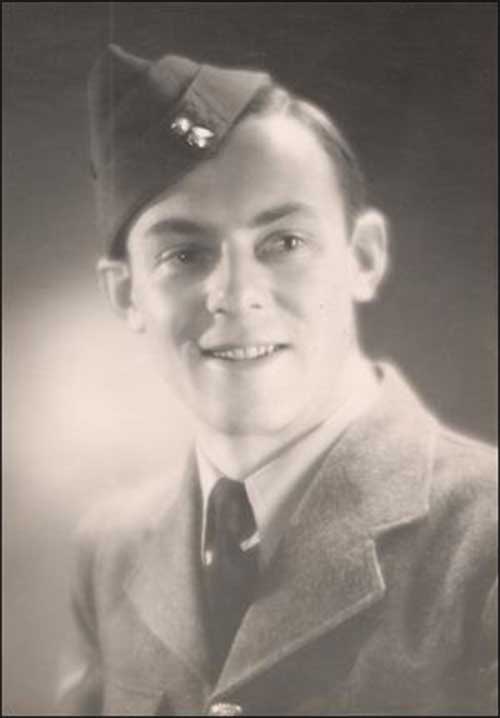 Portrait militaire d’un jeune homme en uniforme.