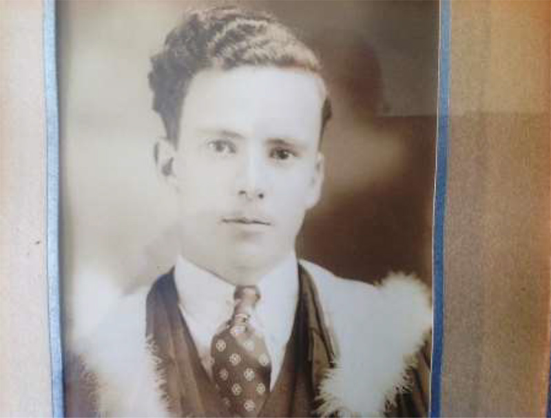 Vieille photo diplômée d'un jeune homme, portant une robe de graduation