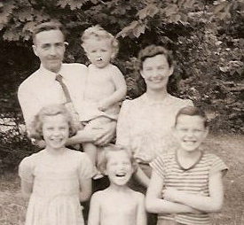 Vieille photographie de famille d’un homme, d’une femme et de quatre enfants.