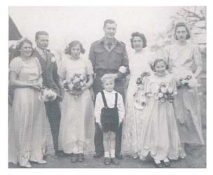 Fête nuptiale avec mariée, marié, servantes de mariée, fille de fleur et porte-bague.