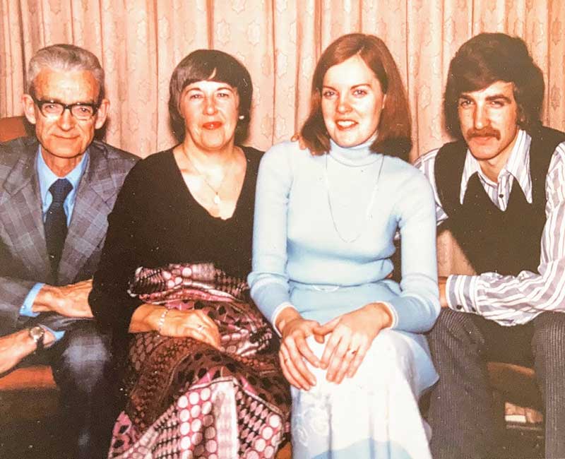 Une jeune famille pose pour une photo.