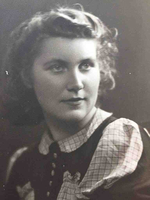 Vieux portrait d’une jeune femme regardant au loin.