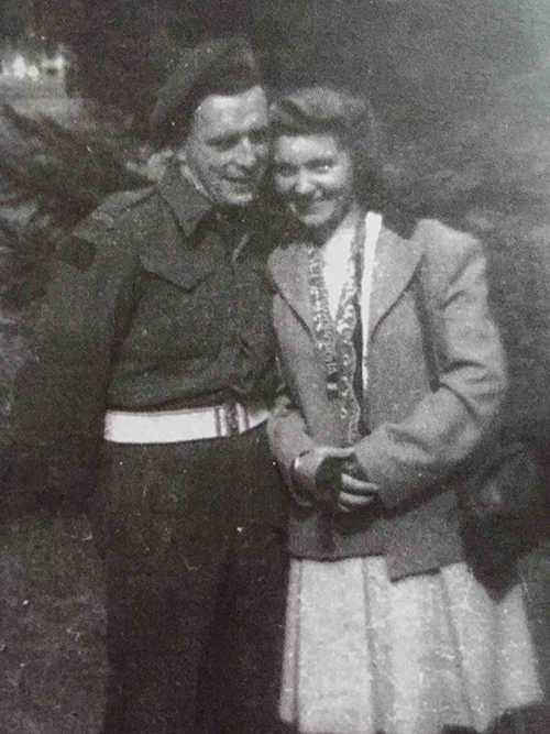 Vieille photo granuleuse d’une mariée et d’un marié le jour de leur mariage.