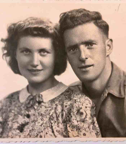 Un homme et une femme posent pour une photo de portrait.