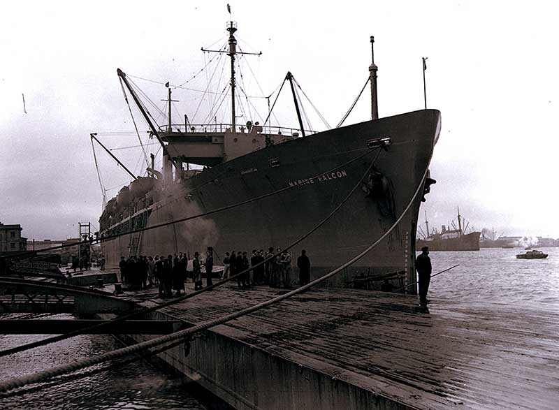 Un navire est amarré dans le port.