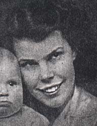 Photo noire et blanche de la jeune femme avec bébé.