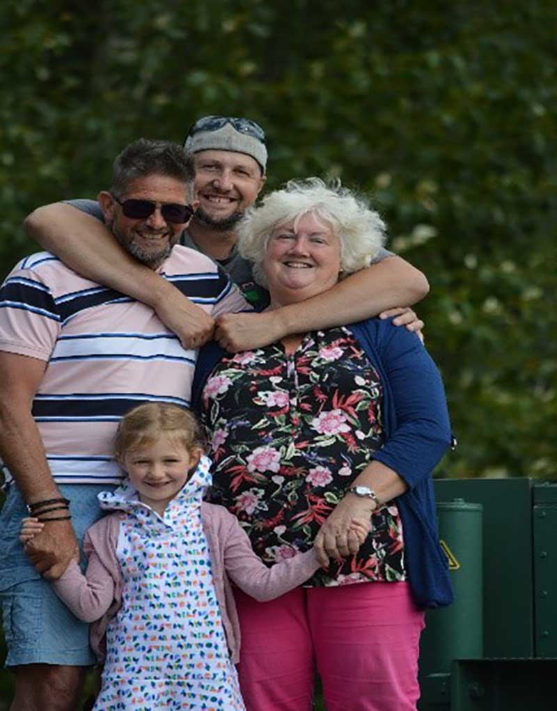 Famille de quatre qui s’embrassent.