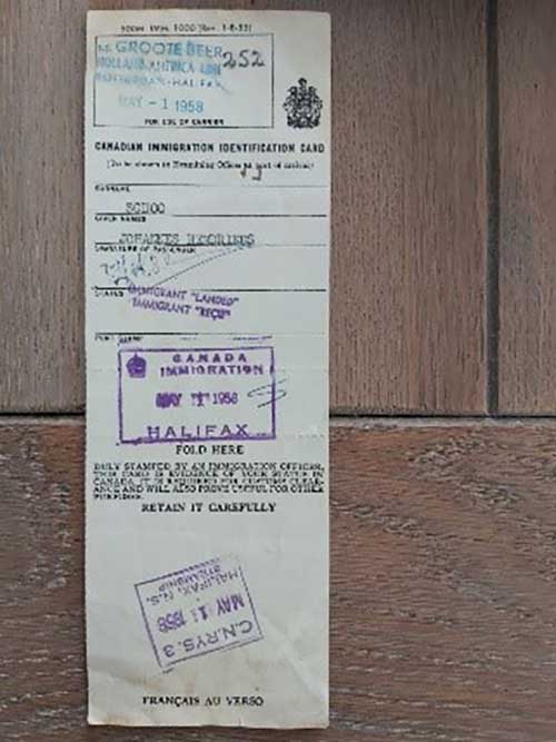 Une vieille carte d’identité canadienne de l’immigration.