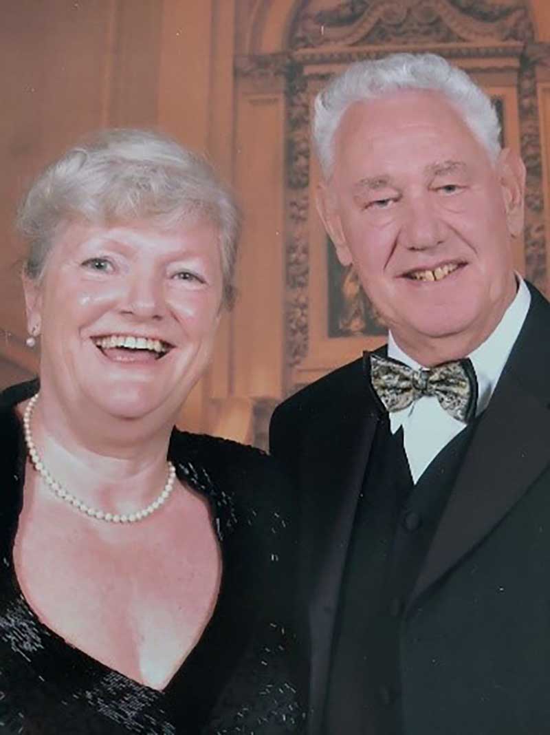 Un couple bien habillé célèbre une occasion joyeuse.