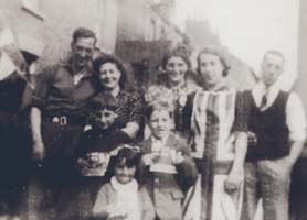 Vieille photo de famille en noir et blanc.
