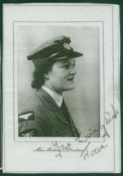 Image de profil encadrée de Joan jeune femme, portant une tenue militaire.