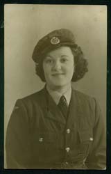Portrait de la jeune Joan en tenue militaire.
