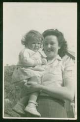 Photographie couleur récente des Wilson âgés et leur petite-fille, prise à l’extérieur.