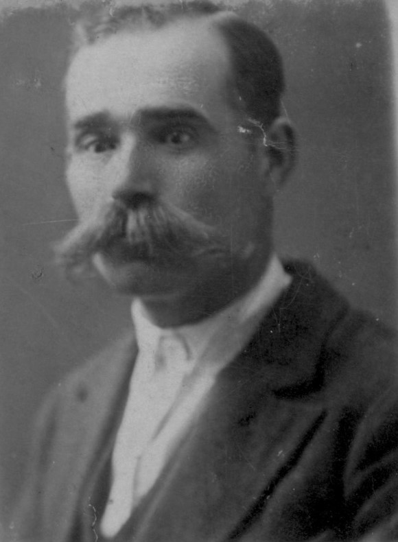 Photo de passeport d’archives d’un homme en 1929.