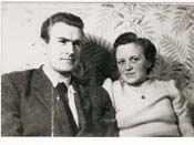 Le jeune John et Kiersten, assis devant le papier peint à motifs de fleurs.