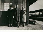 John, Kiersten et un autre monsieur debout à la gare.