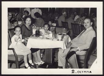 Mère, père et enfants assis à table sur le bateau.