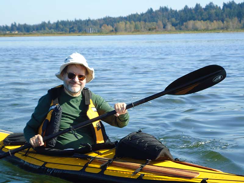 Homme dans un kayak un jour ensoleillé.