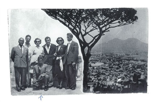 Photo sur laquelle se trouvent plusieurs personnes à gauche et une vue à partir d’une colline à droite.