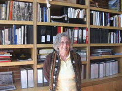 Femme devant la bibliothèque.