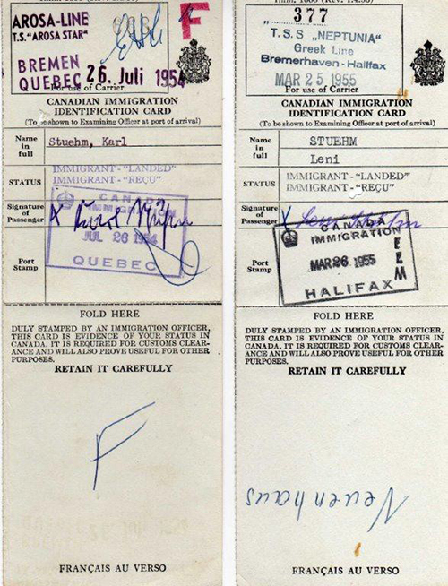 Ancienne carte d’identité canadienne de l’immigration avec des timbres et un nom, une signature et un statut.