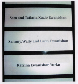Image de trois plaques de famille sur le Mur de l’honneur de Sobey au Musée du Quai 21. 