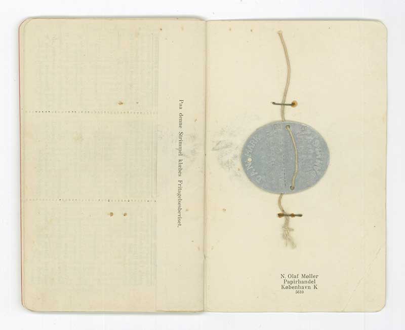 Pages du livret militaire avec médaille d’argent agrafée.