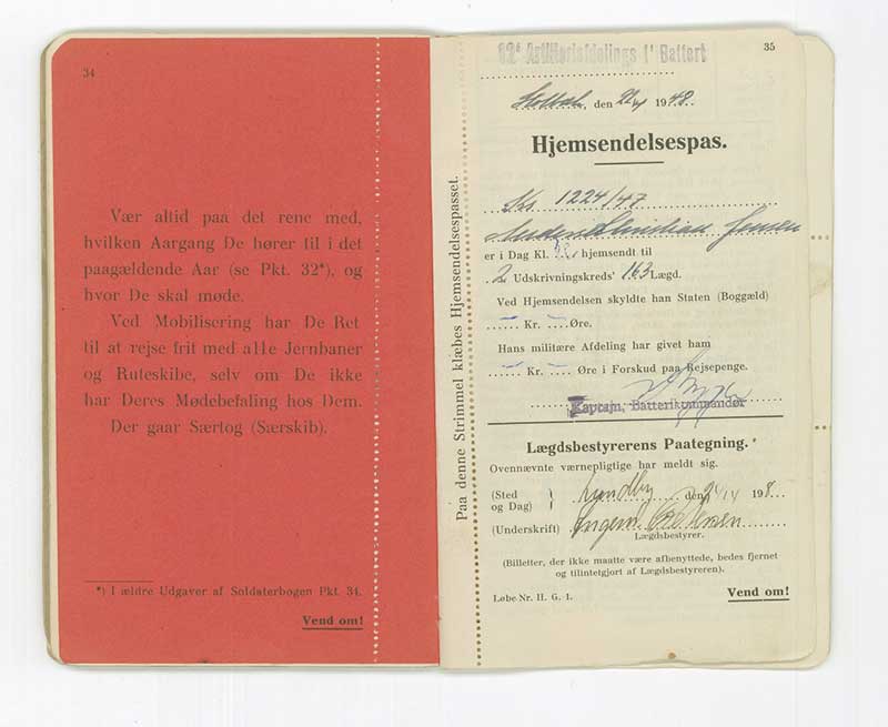 Pages du livret militaire, la page de gauche est rouge et la page de droite est blanche.