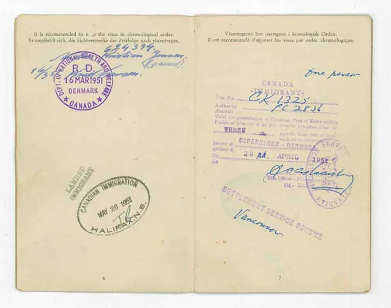 Page de passeport avec timbre de l’Immigration canadienne.