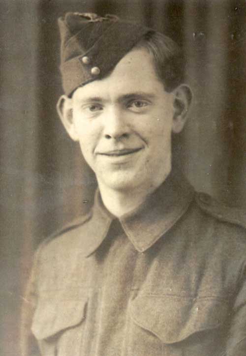 Un jeune homme porte un uniforme militaire.