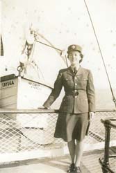 Jeune Catherine en uniforme militaire, appuyée contre une rambarde.