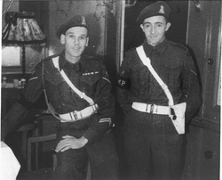 Le jeune Cecil et un compagnon d’armes en uniforme.