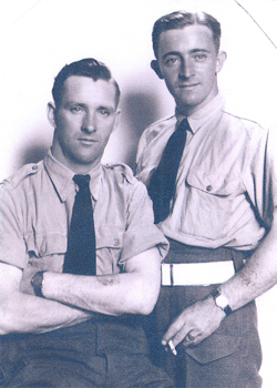 Homme en uniforme assis, et Cecil debout tenant une cigarette.