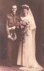 Vieux portrait de jeunes époux, le jour de leur mariage.