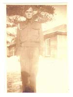 Leland en jeune soldat, au garde-à-vous pour la photographie.