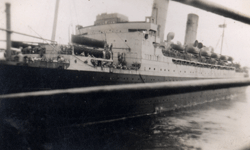 Énorme bateau vu du quai.