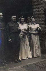 Futurs époux, le jour de leur mariage avec leurs témoins présents.